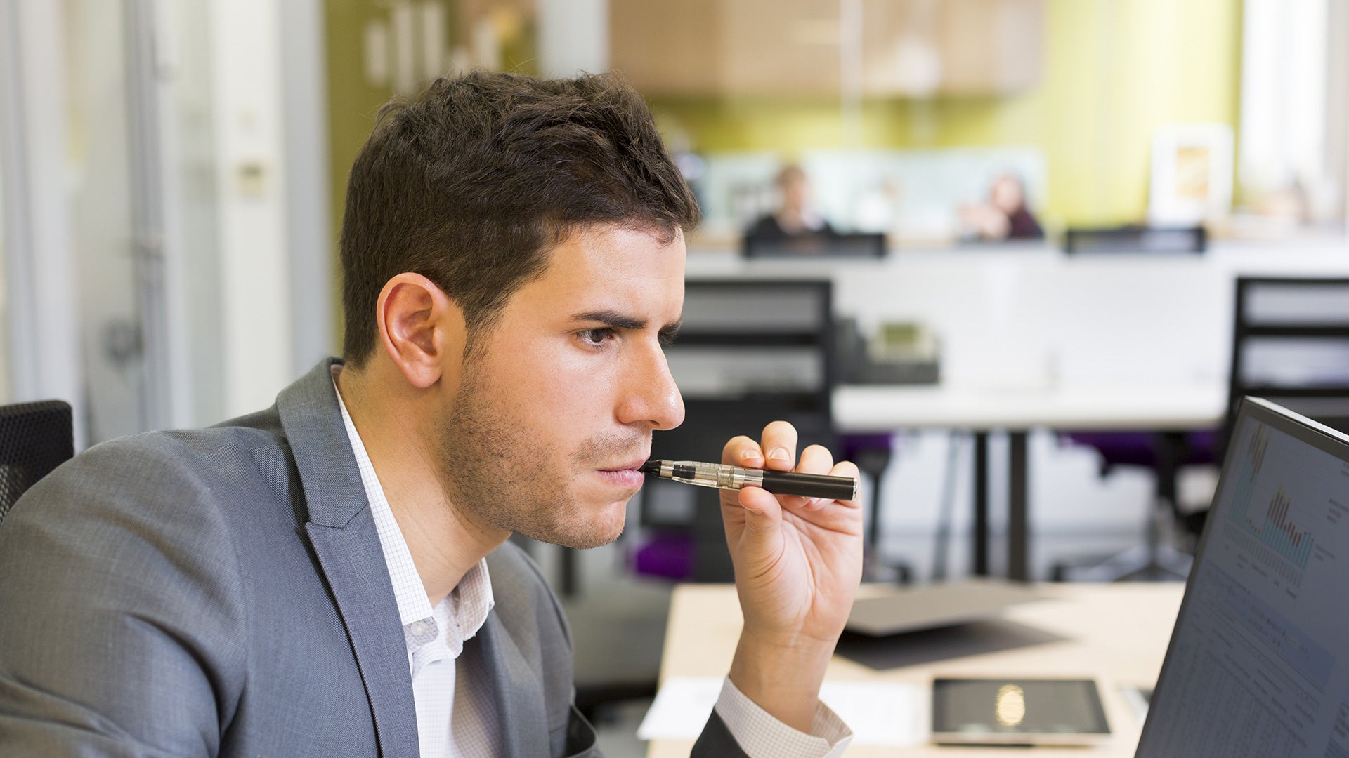 Работа с трендами. Курение в офисе. Человек курит в офисе.