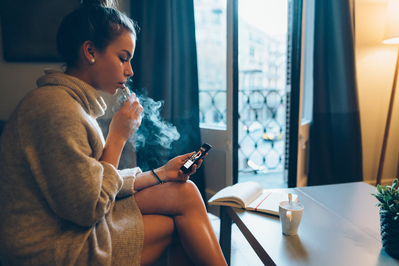 Frau raucht Vape E-Zigarette mit Liquid 