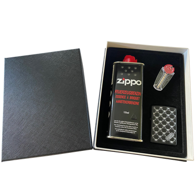 Zippo Geschenkbox M Fzg. 60004439 Steine Benzin Frontansicht World of Smoke