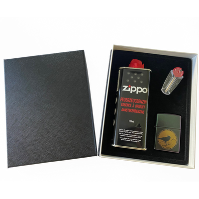 Zippo Geschenkbox N Fzg. 60005252 Steine Benzin Frontansicht World of Smoke
