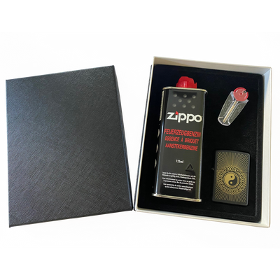 Zippo Geschenkbox O Fzg. 60005430 Steine Benzin Frontansicht World of Smoke