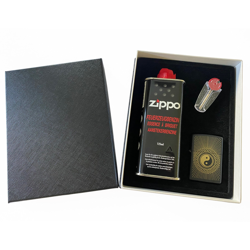 Zippo Geschenkbox O Fzg. 60005430 Steine Benzin Frontansicht World of Smoke