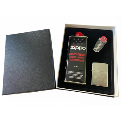 Zippo Geschenkbox P Fzg. 60005726 Steine Benzin Frontansicht World of Smoke
