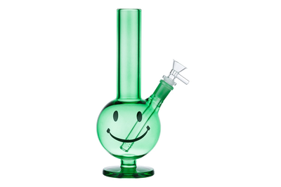 Dremliner Glasbong 27cm gruen Smiley Chillum 18er Schliff Frontansicht World of Smoke
