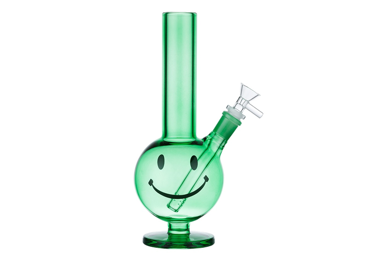 Dremliner Glasbong 27cm gruen Smiley Chillum 18er Schliff Frontansicht World of Smoke