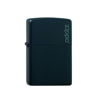 Feuerzeug Zippo 60001203 Blackmatte Logo Frontansicht World of Smoke