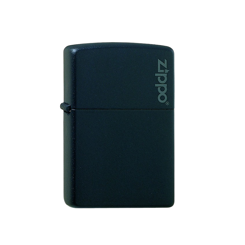 Feuerzeug Zippo 60001203 Blackmatte Logo Frontansicht World of Smoke