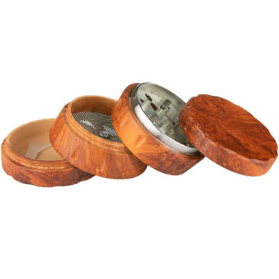 Super Heroes Holz Grinder 4tlg dunkles Holz Detailansicht World of Smoke